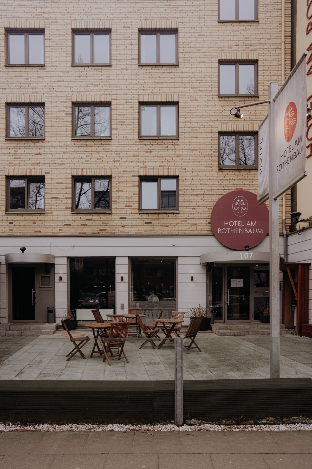 Hotel am Rothenbaum in Hamburg: Fassade mit Logo, Eingang und Terrasse