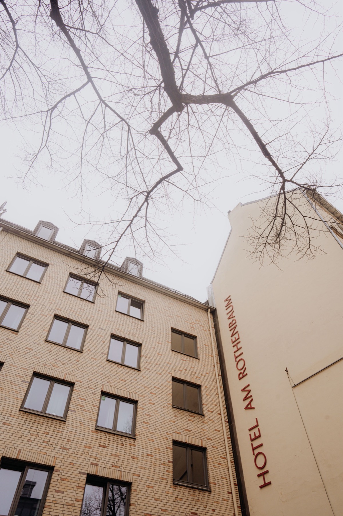 Fassade des Hotels am Rothenbaum mit rotem Schriftzug