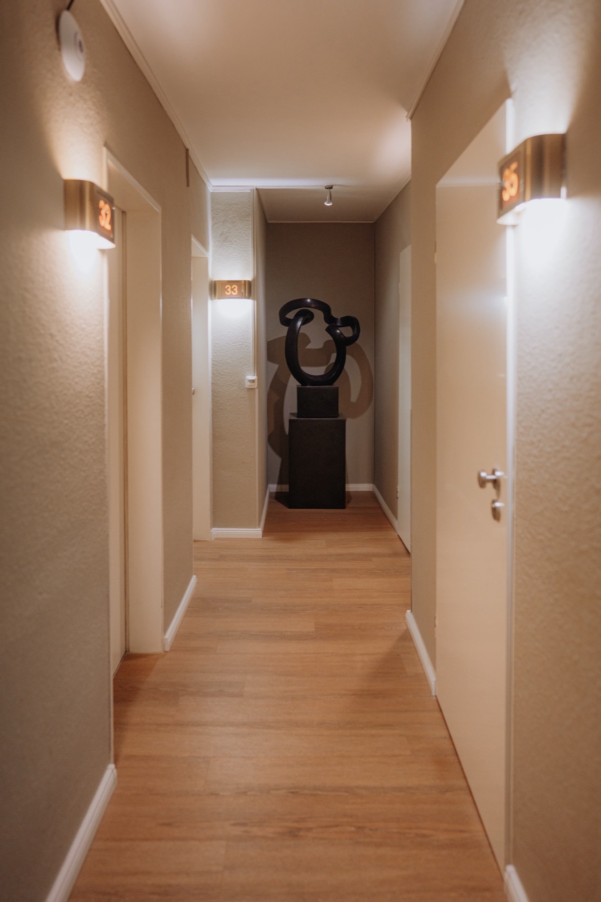 Flur mit Zimmertüren im Hotel am Rothenbaum