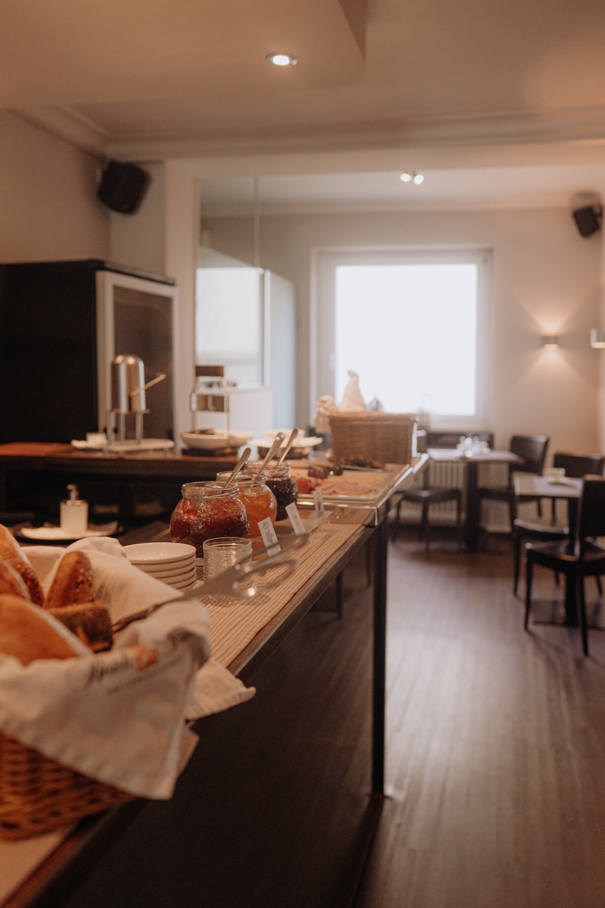 Frische Brötchen und hausgemachte Konfitüren am Buffet