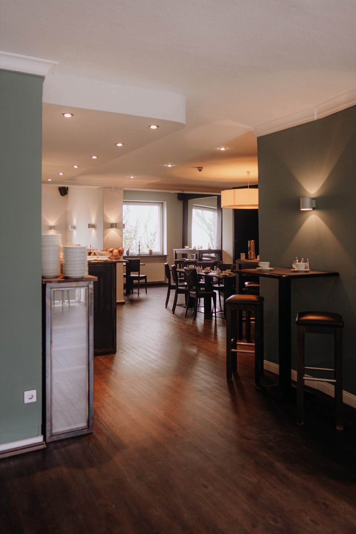 Frühstücksraum mit grünen Wänden im Hotel am Rothenbaum