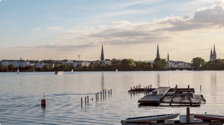 Blick über die Außenalster auf die Hamburger Innenstadt