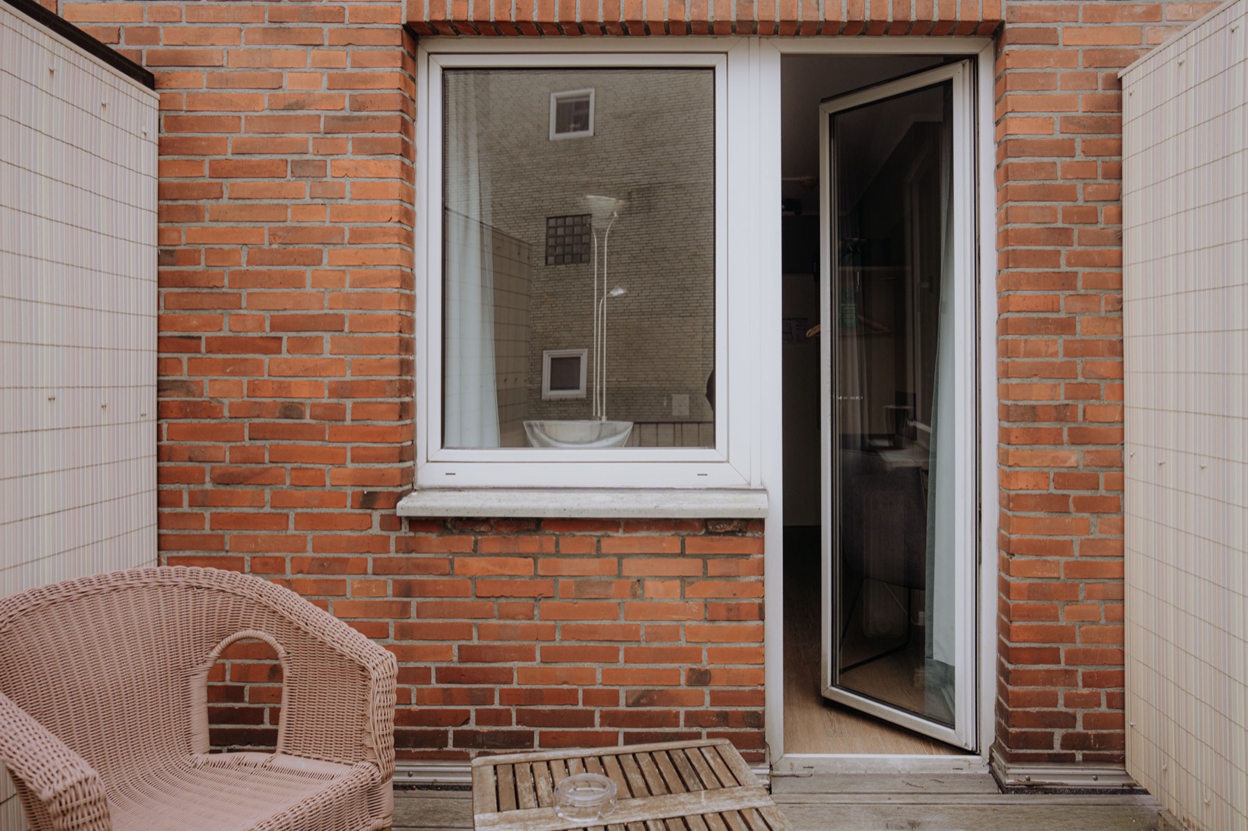 Einzelzimmer mit Balkon zum grünen Innenhof im Hotel am Rothenbaum