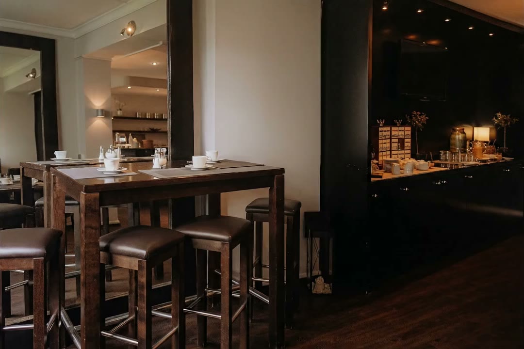 Frühstücksraum im Hotel am Rothenbaum mit Buffet und warmem Licht